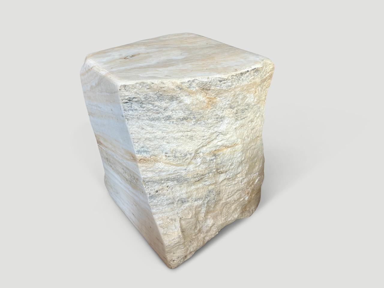 Table d'appoint sculpturale Andrianna Shamaris en onyx Excellent état - En vente à New York, NY
