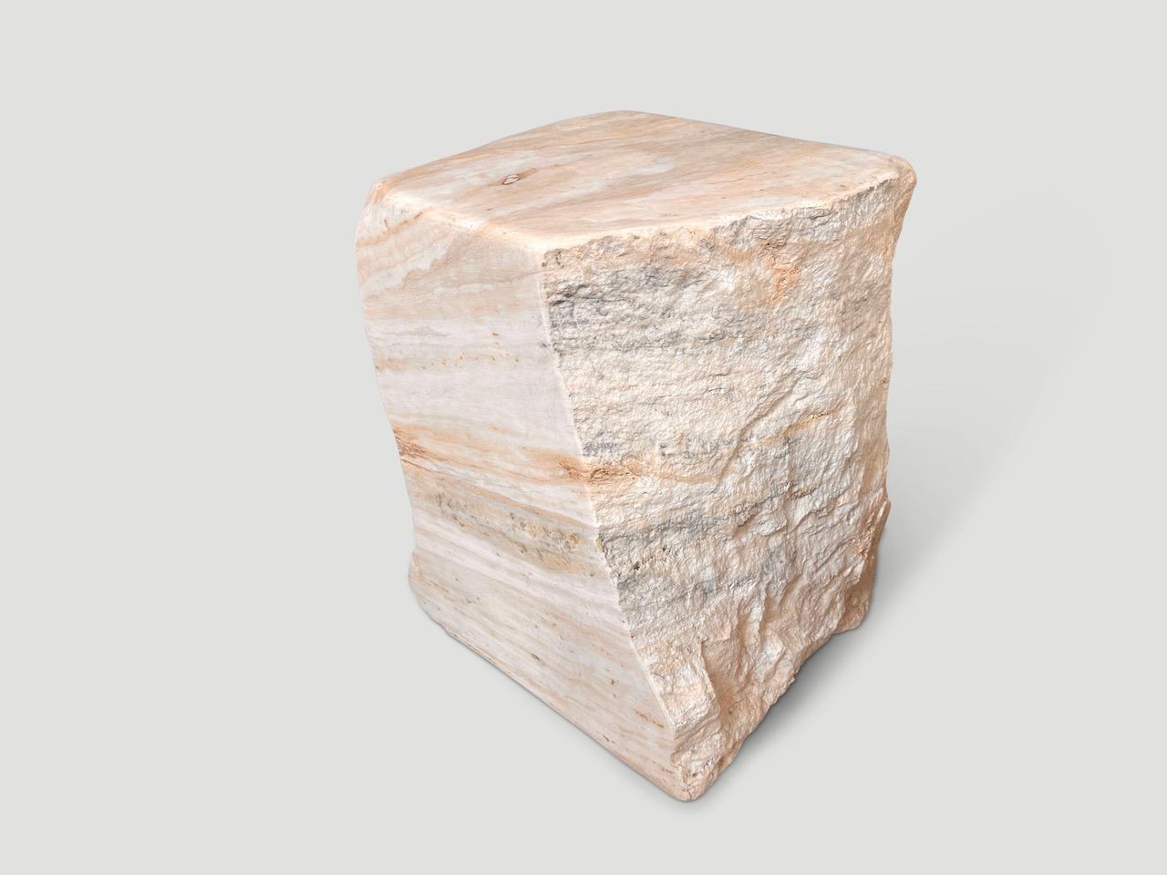 Pierre Table d'appoint sculpturale Andrianna Shamaris en onyx en vente