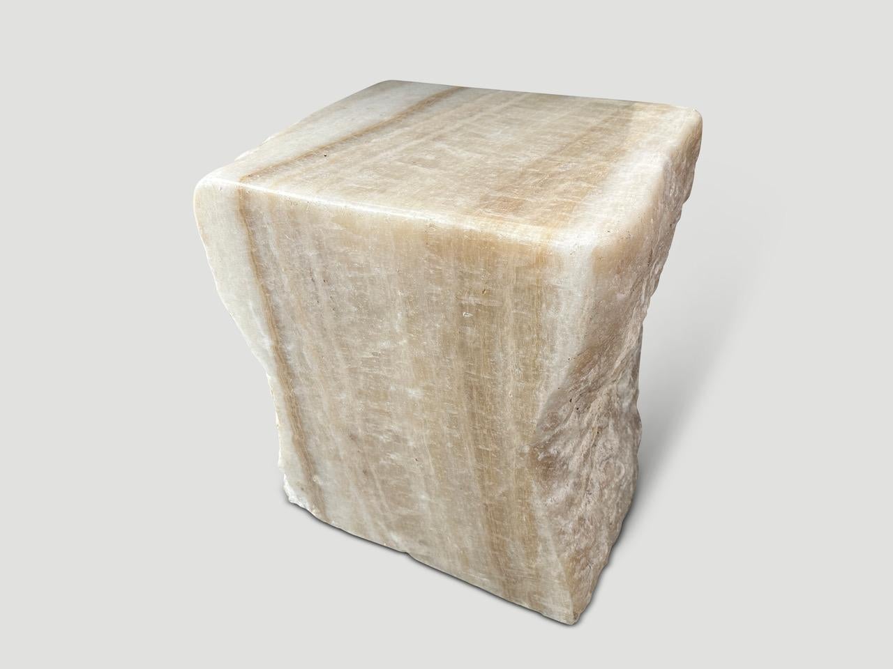 Table d'appoint sculpturale Andrianna Shamaris en onyx