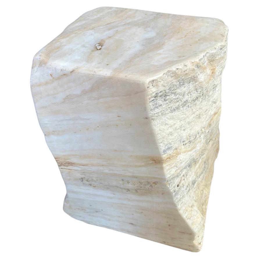 Table d'appoint sculpturale Andrianna Shamaris en onyx en vente
