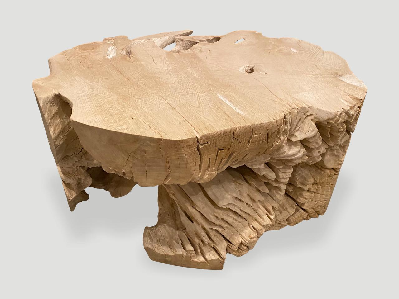 Organique Table basse ou table d'appoint Andrianna Shamaris en bois de teck blanchi organique en vente
