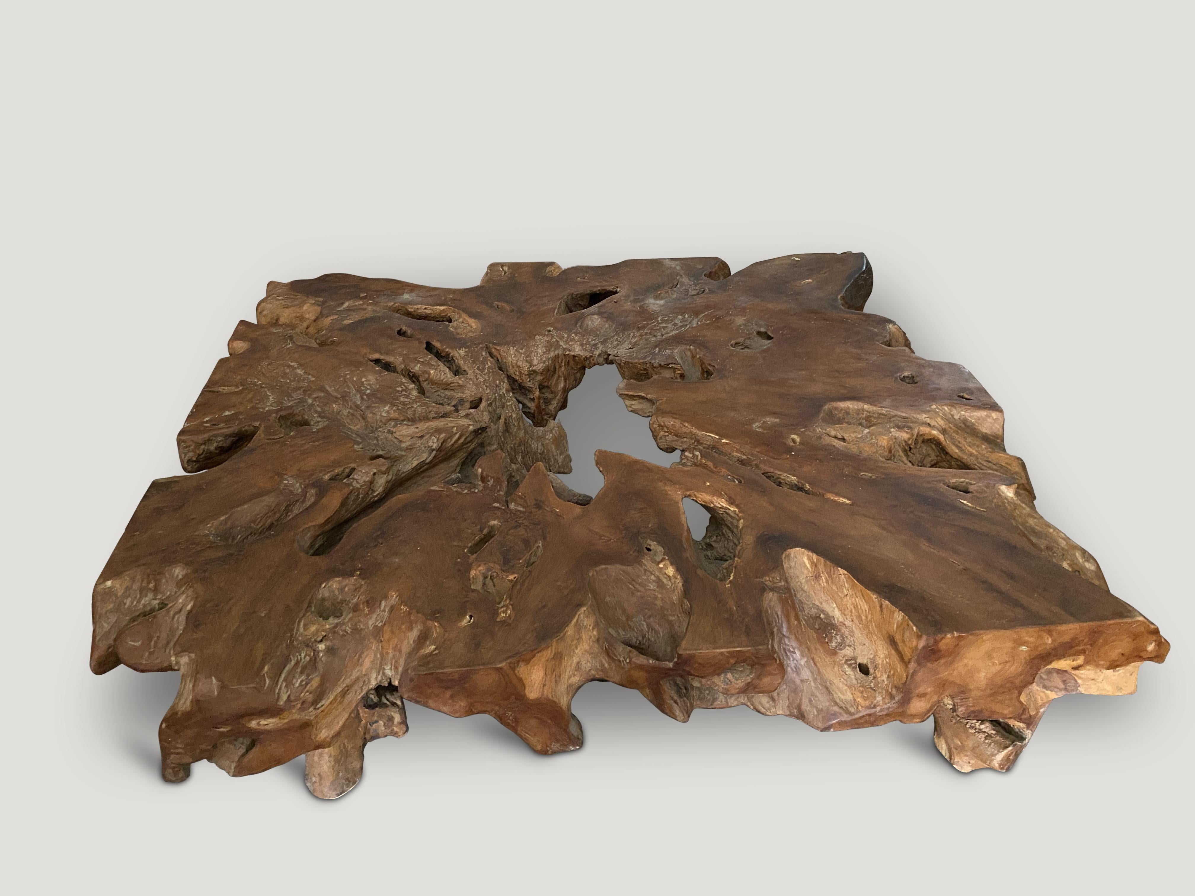 XXIe siècle et contemporain Andrianna Shamaris Table basse en bois de teck vieux d'un siècle