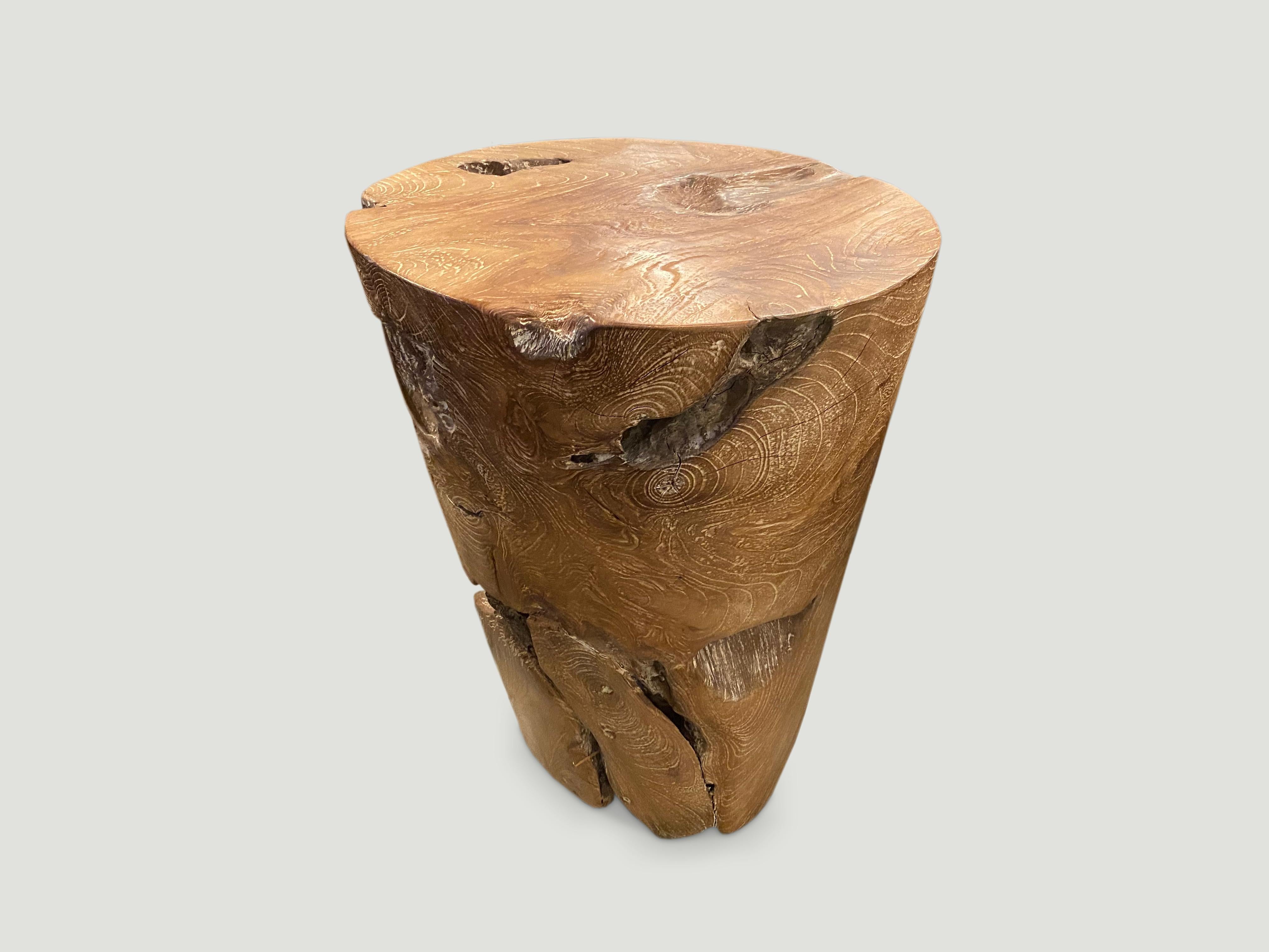Table d'appoint ou piédestal en teck naturel sculpté à la main à partir d'une seule racine de teck récupéré avec une graduation du bas vers le haut. Nous avons ajouté une légère céruse. Dimensions et teintes personnalisées disponibles. Une