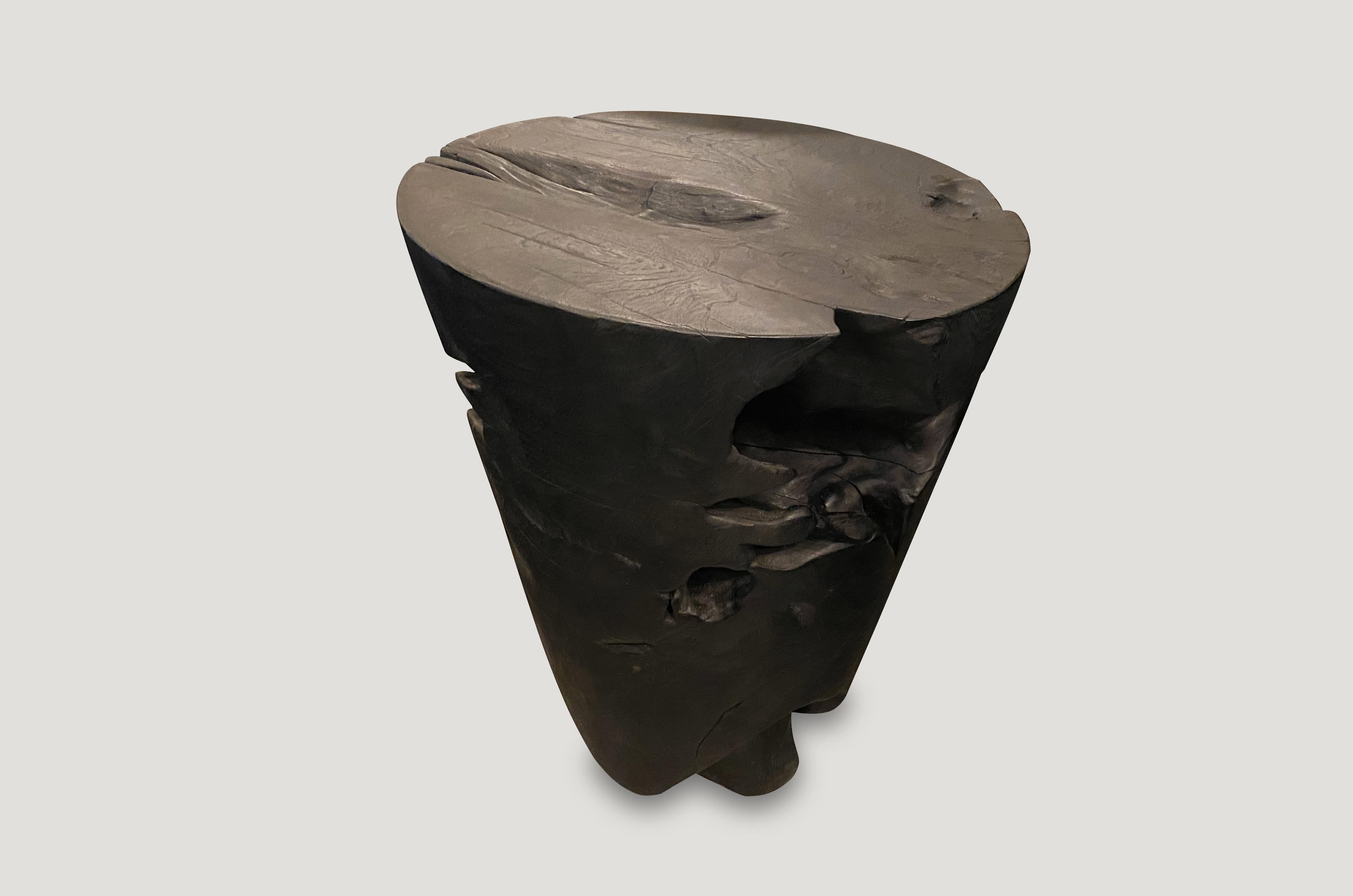 Table d'appoint en teck massif recyclé, sculptée à la main, avec une graduation du bas vers le haut. Brûlé, poncé et scellé tout en respectant le bois organique naturel. Nous avons une collection. Tous uniques. Le prix représente celui qui est