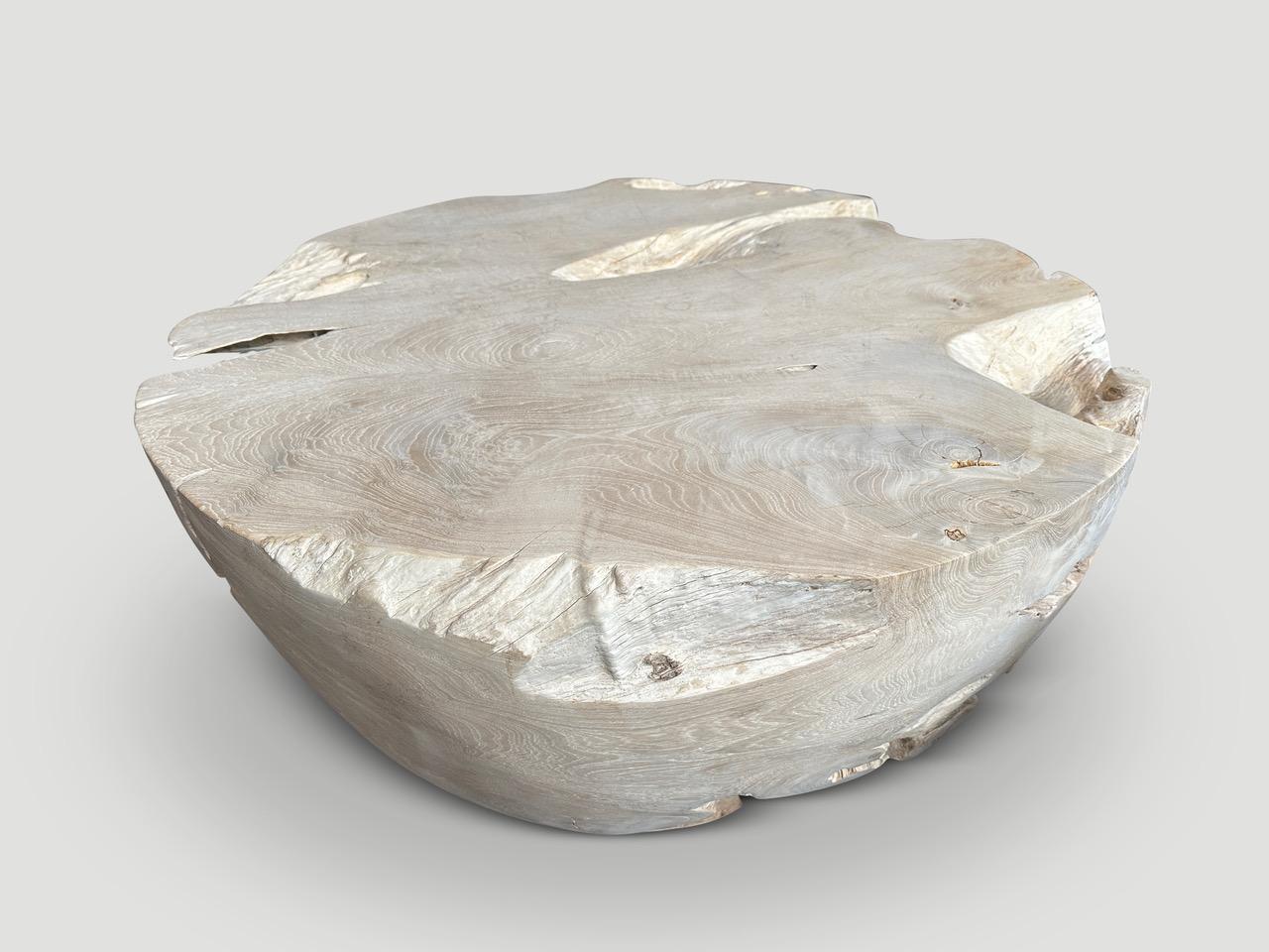Table basse en forme de tambour en bois de teck recyclé biologique blanchi avec un léger lavage blanc révélant le magnifique grain du bois. Nous pouvons également produire cette forme en teck carbonisé ou naturel. Veuillez vous renseigner.

La