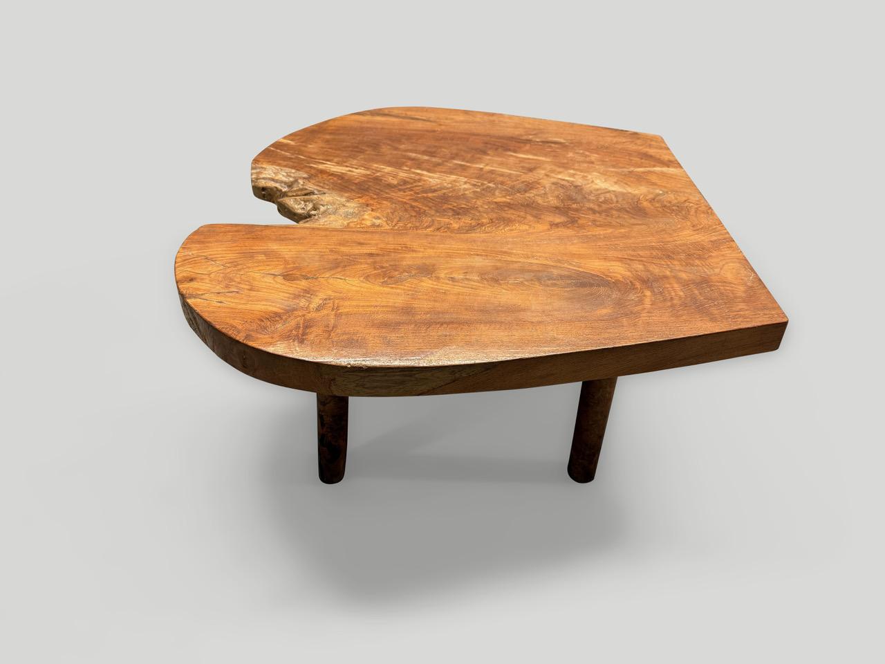 Impressionnante table basse en teck recyclé flottant sur des pieds de style mid century. Finition avec une huile naturelle révélant le magnifique grain du bois. Tout est dans les détails. 

Posséder un original d'Andrianna Shamaris.

Andrianna