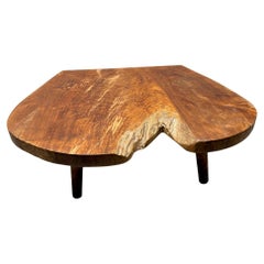 Andrianna Shamaris Organischer Teakholz-Couchtisch im Mid-Century-Stil
