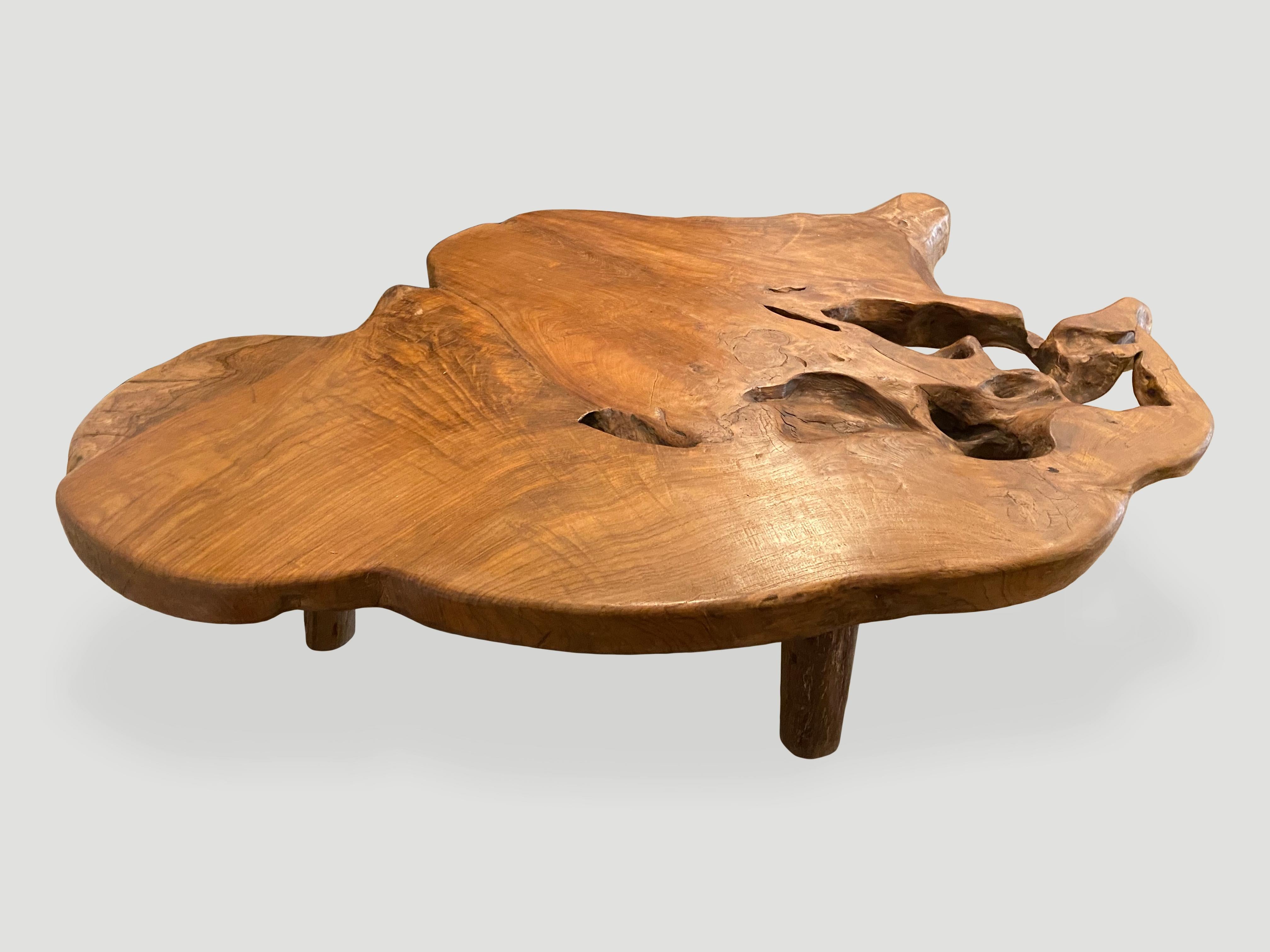 Impressionnante table basse en teck recyclé de trois pouces. Flottant sur des pieds cylindriques minimalistes avec une finition à l'huile naturelle exposant le magnifique grain du bois. L'agriculture biologique avec une touche d'originalité.