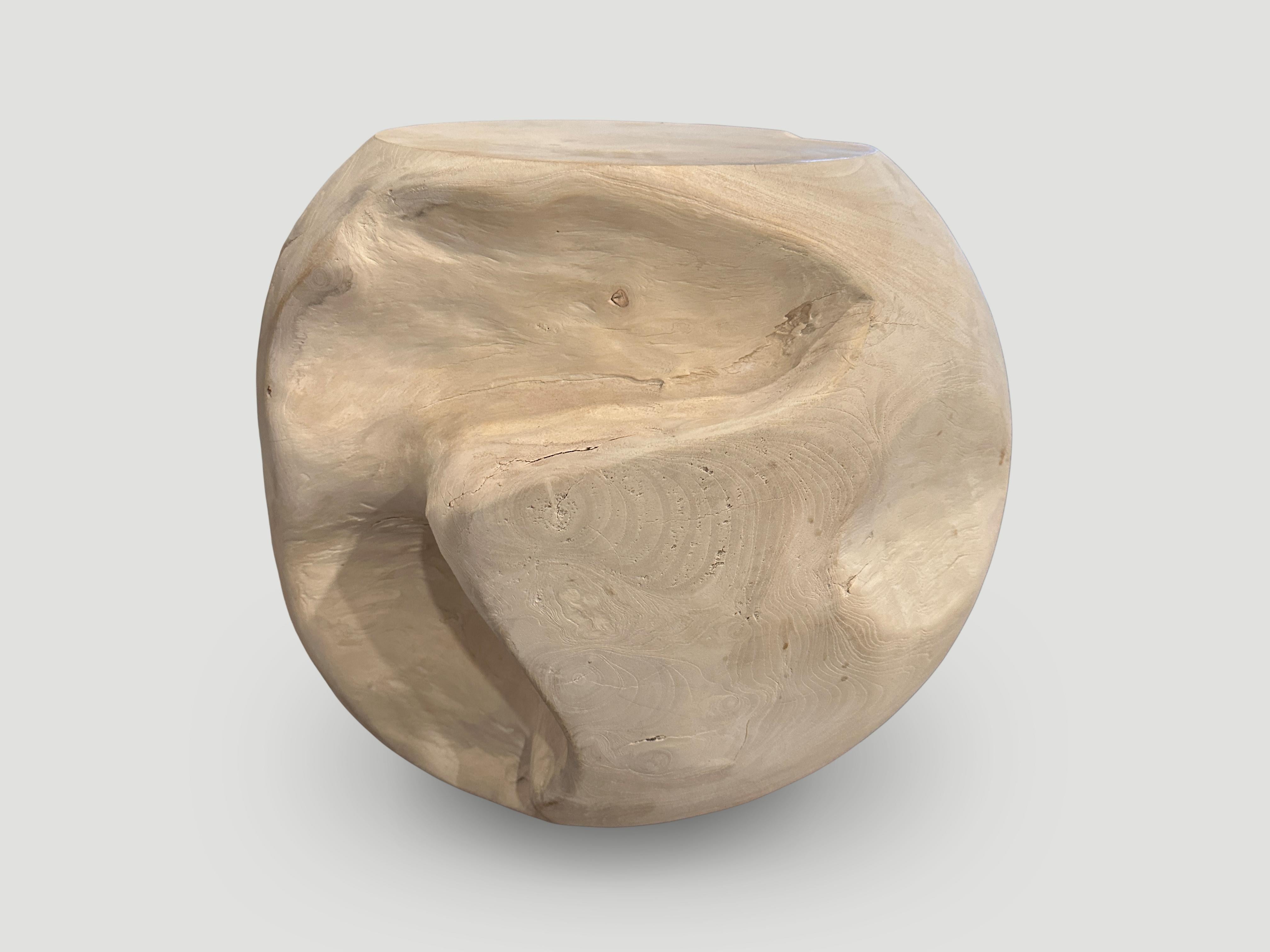 Magnifique table d'appoint sculptée à la main en forme de tambour. La résine bleu pâle est ajoutée dans la rainure organique naturelle du bois de teck récupéré. Nous avons d'abord blanchi le bois pour en révéler le magnifique grain. 22