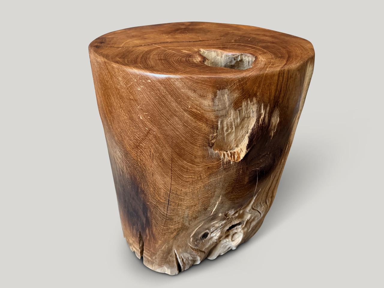 Mesa auxiliar de madera de teca recuperada, tallada a mano para darle esta forma útil respetando la madera orgánica natural. Pulimos las secciones planas con un aceite natural revelando la hermosa veta de la madera. Las secciones más orgánicas se