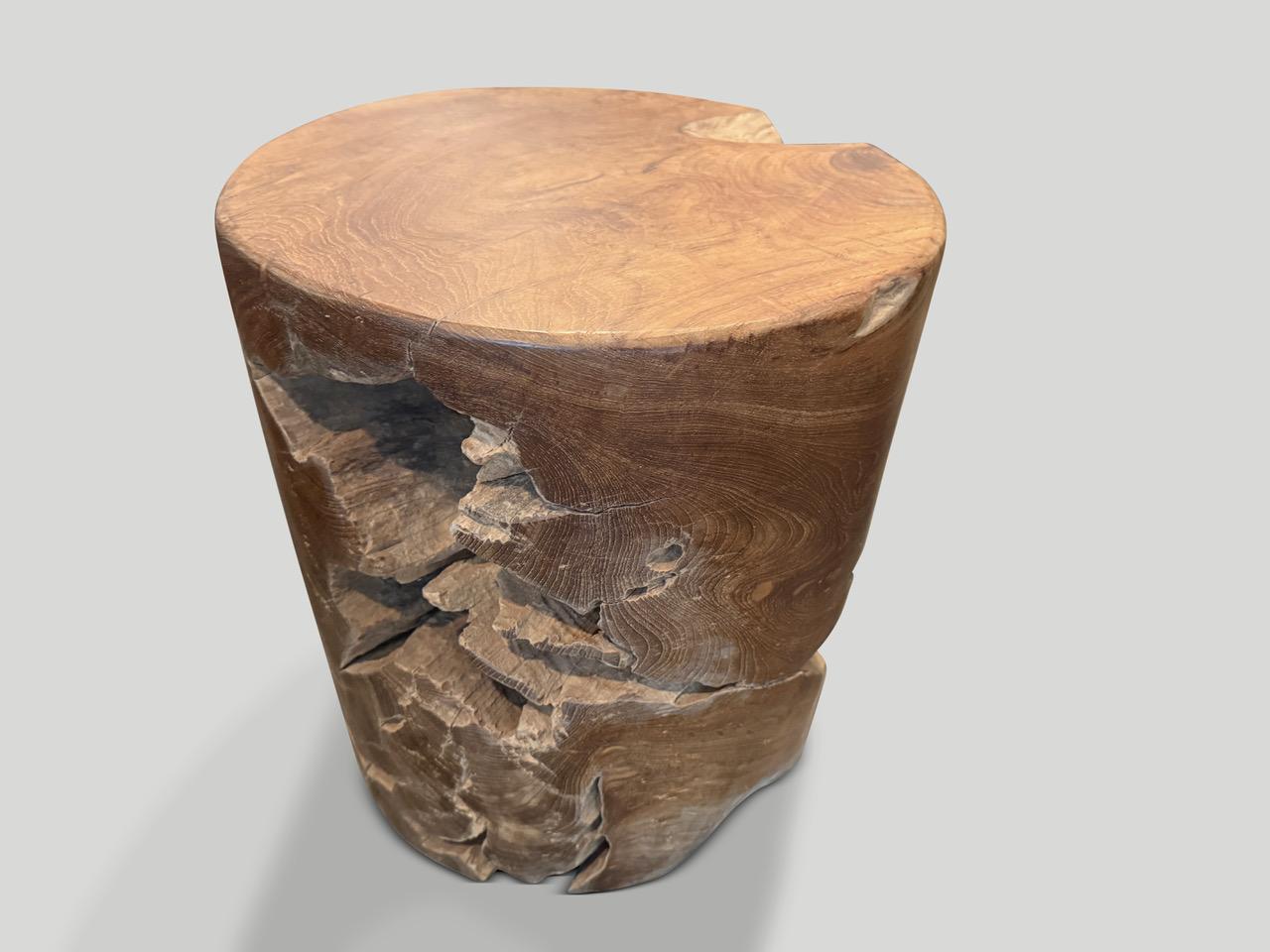 Hermosa raíz de teca centenaria tallada a mano en una mesa auxiliar respetando la madera orgánica natural. Pulimos las secciones planas con un aceite natural revelando la hermosa veta de la madera. Las secciones más orgánicas se lijan y se dejan en
