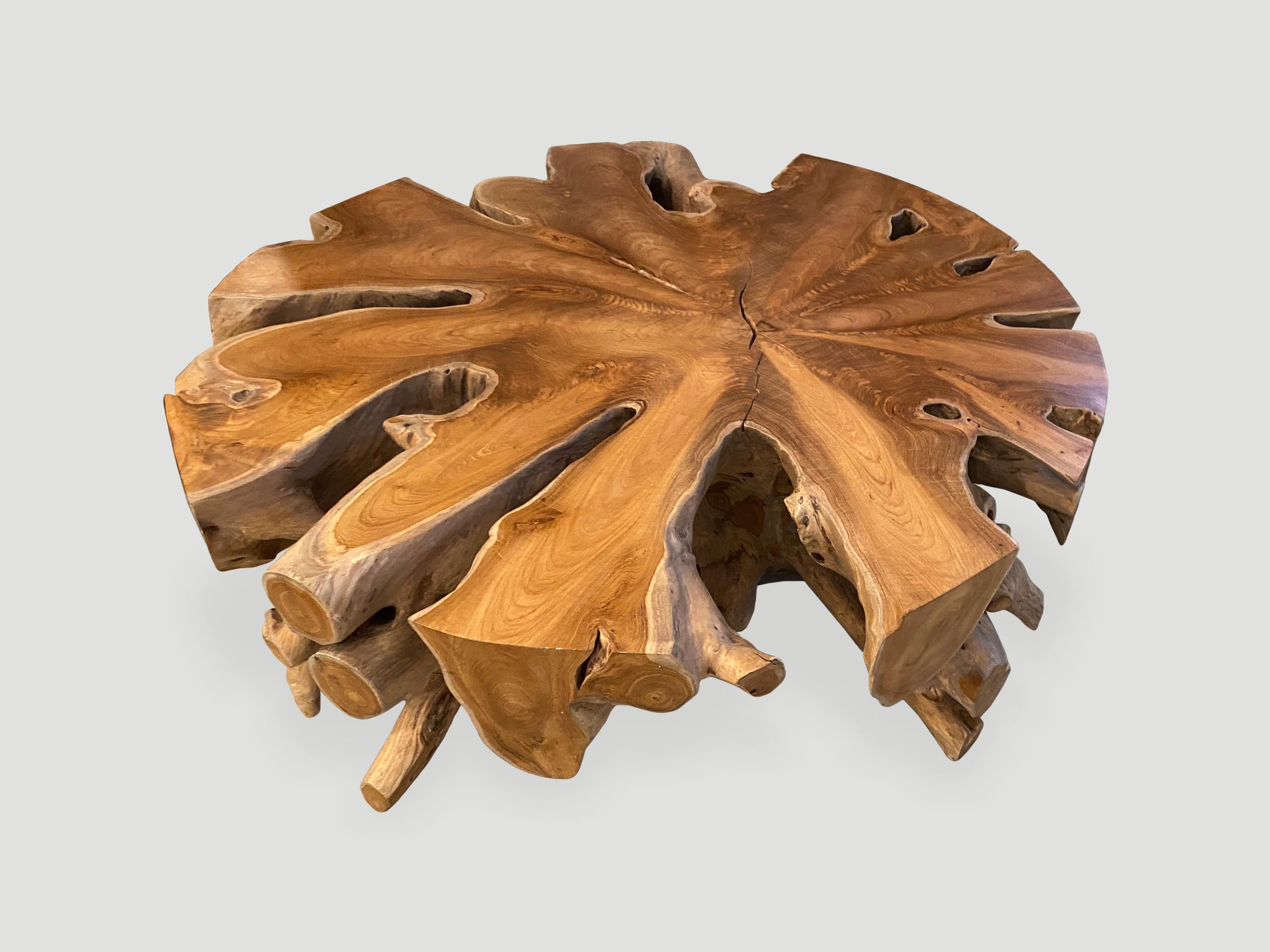 Organique Table basse ronde organique Andrianna Shamaris en bois de teck organique en vente