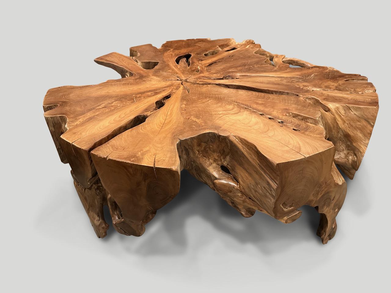 Organique Table basse ronde organique en bois de teck Andrianna Shamaris en vente