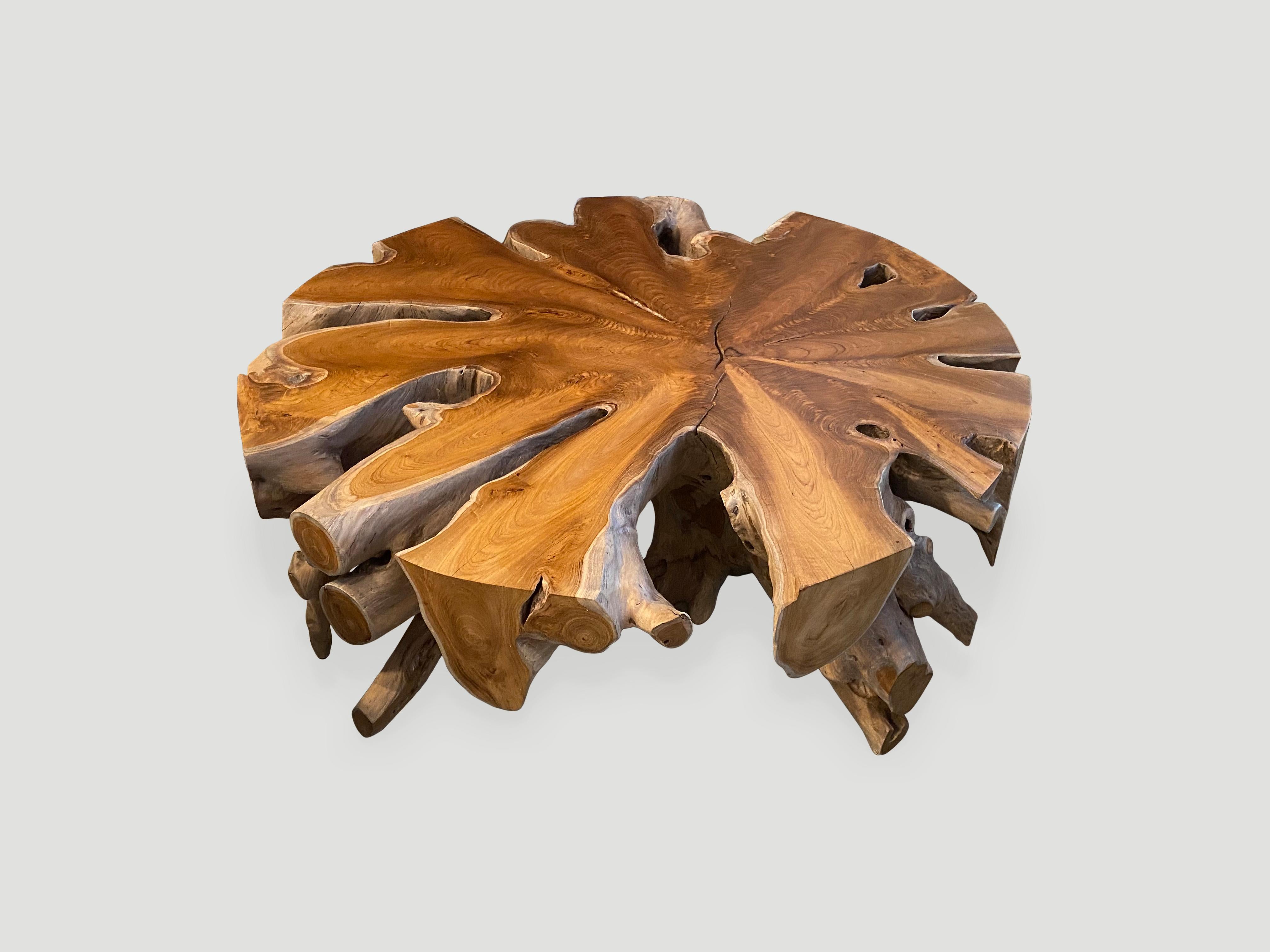 Bois Table basse ronde organique Andrianna Shamaris en bois de teck organique en vente