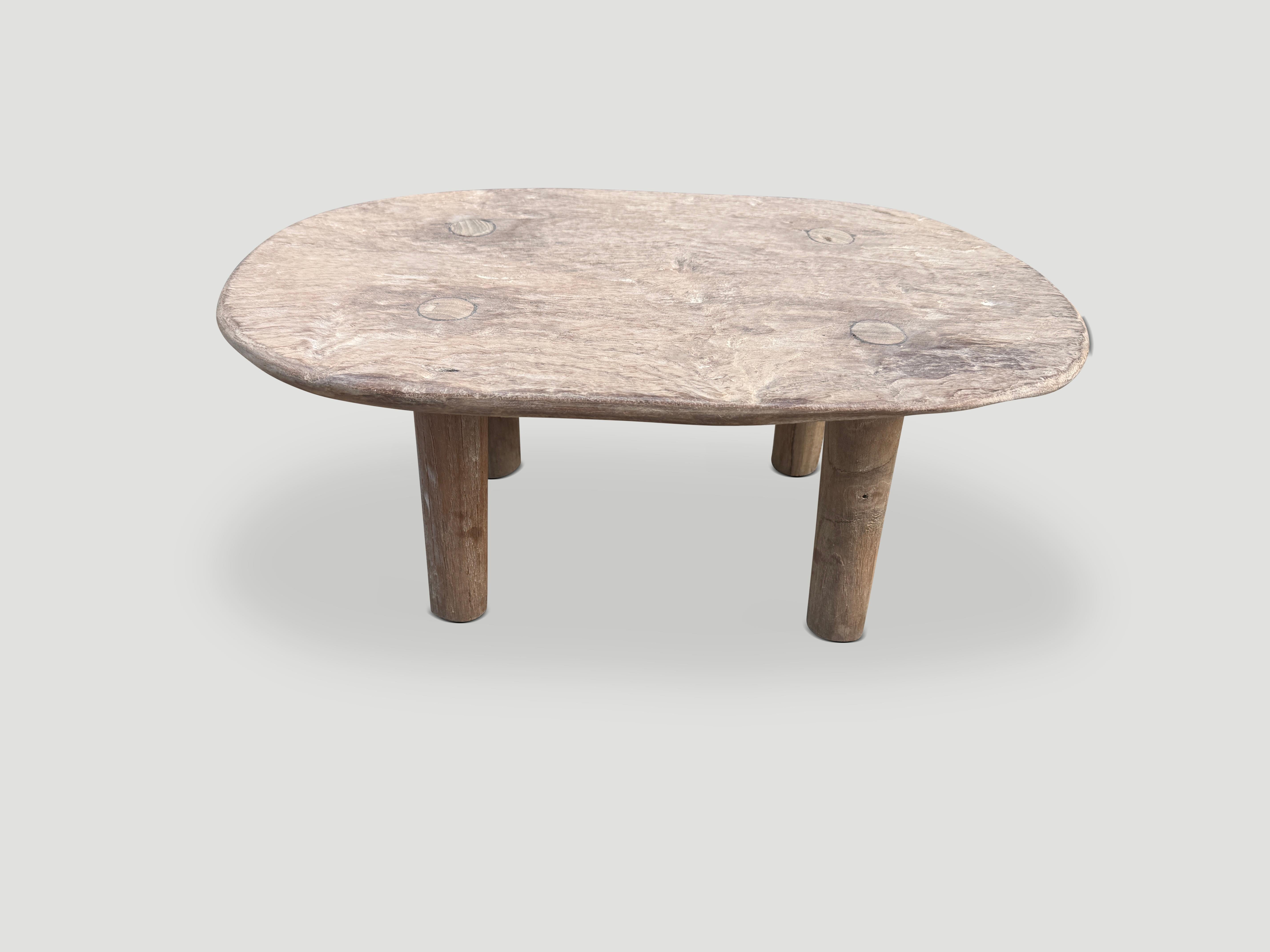 Organique Andrianna Shamaris Table d'appoint ovale basse en bois de teck blanchi en vente