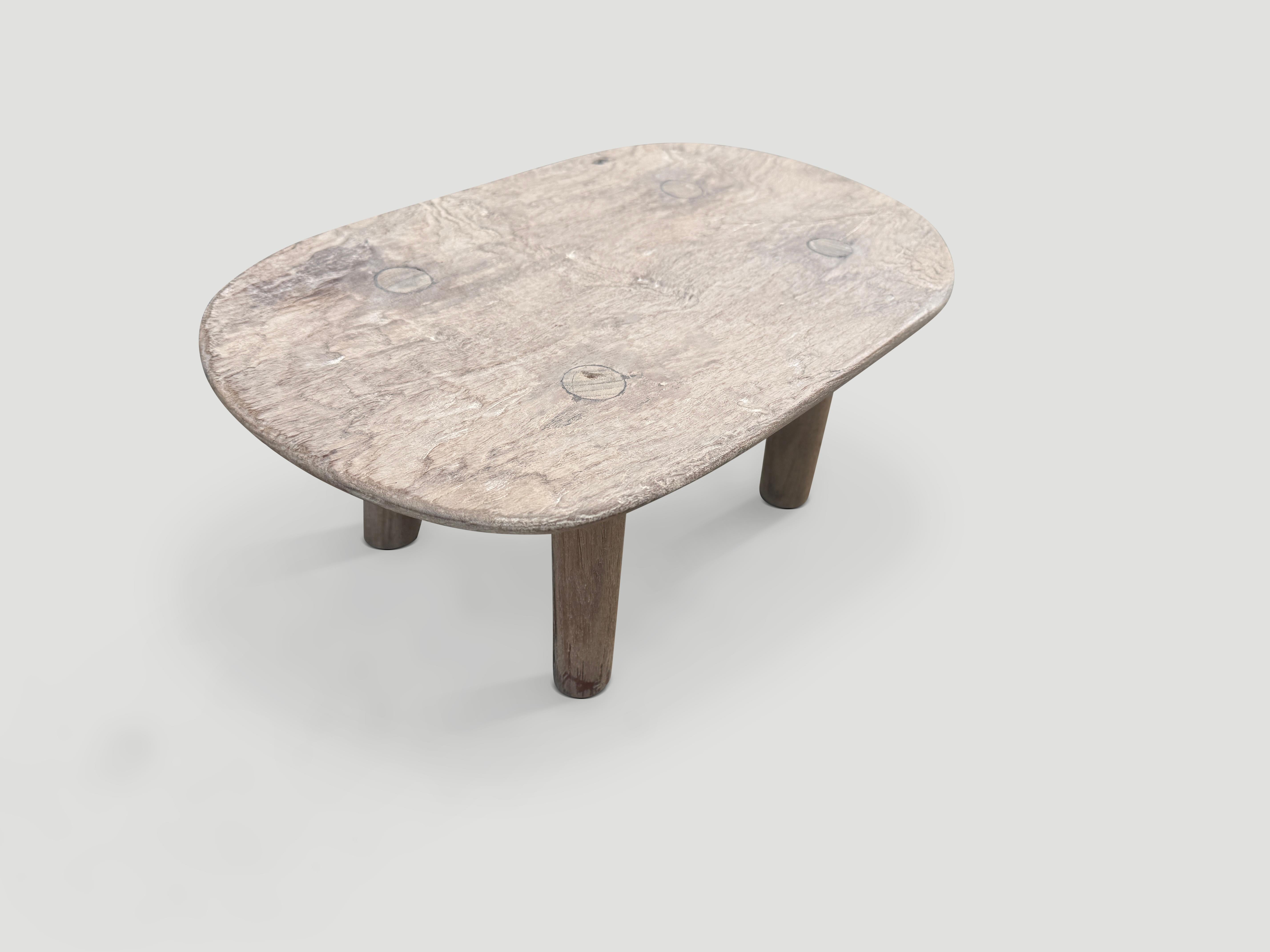 Andrianna Shamaris Table d'appoint ovale basse en bois de teck blanchi Excellent état - En vente à New York, NY