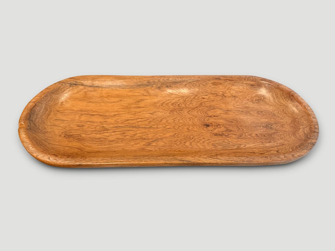 Piatto da portata minimalista intagliato a mano da un unico pezzo di legno di teak invecchiato e rifinito con un olio naturale che rivela le bellissime venature del legno.

Possedere un originale di Andrianna Shamaris.