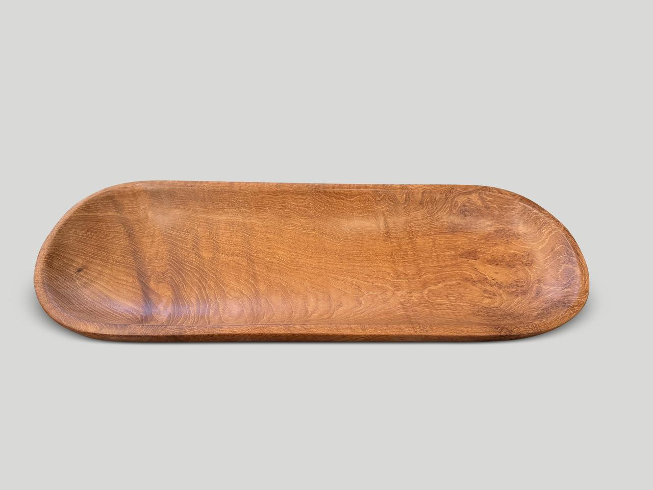 Piatto da portata minimalista intagliato a mano da un unico pezzo di legno di teak invecchiato e rifinito con un olio naturale che rivela le bellissime venature del legno. 

Possedere un originale di Andrianna Shamaris.

Andrianna Shamaris. Il
