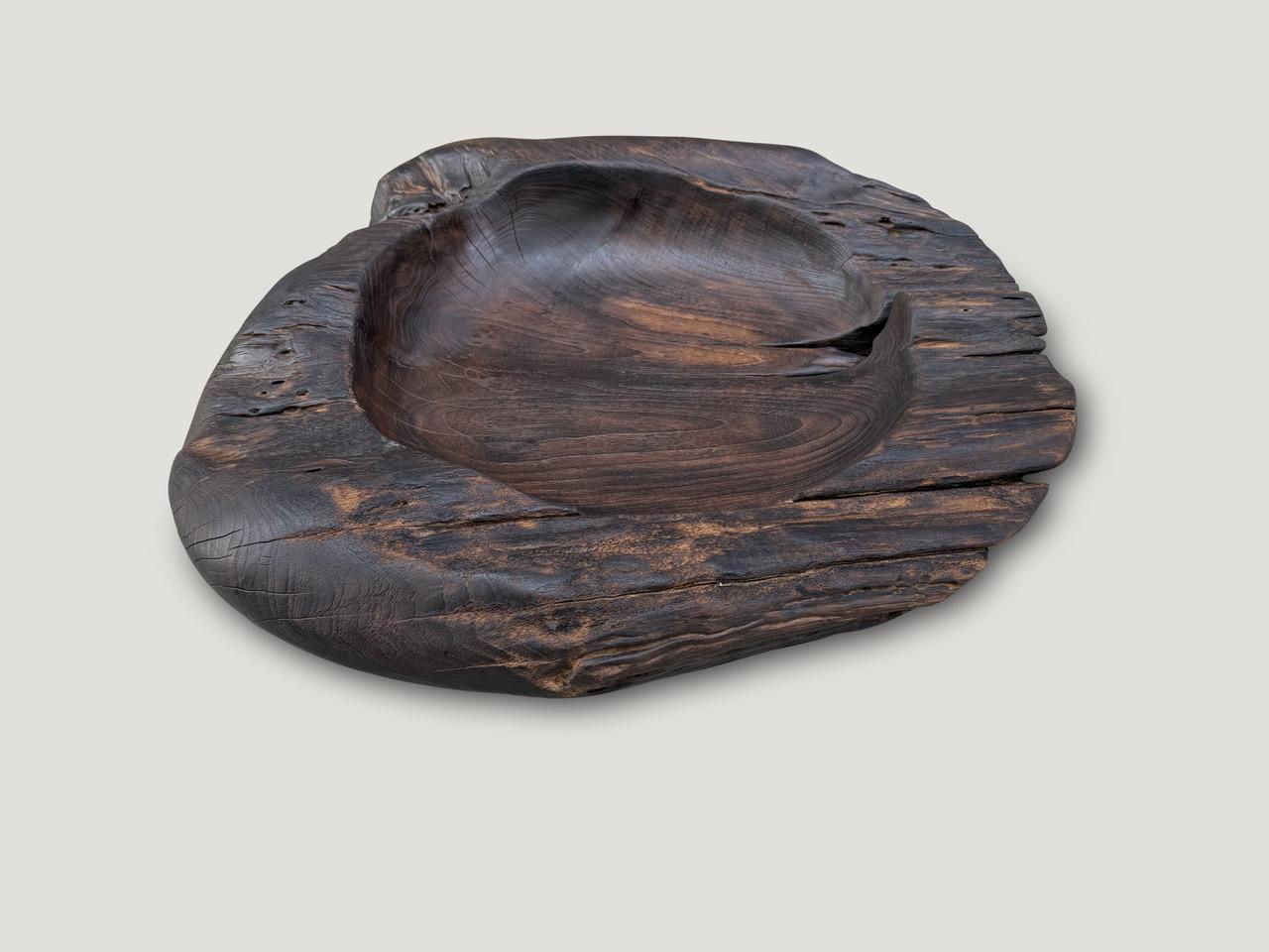 Dimensioni impressionanti per questo vascello scultoreo in teak recuperato. Ottimo come oggetto d'arte o per contenere asciugamani e riviste, per citare alcuni suggerimenti. Scolpito a mano da un unico pezzo di legno di teak recuperato e