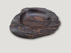 Andrianna Shamaris Vaso scultoreo in legno di teak carbonizzato di dimensioni eccessive