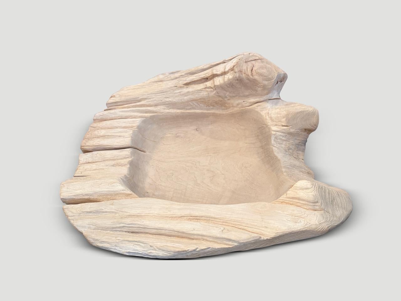 Impressionante vascello sbiancato di grandi dimensioni scolpito a mano da un unico pezzo di teak recuperato. Sia utilizzabile che scultoreo. Levigato e sbiancato, rivela le bellissime venature del legno. Tutto sta nei dettagli. 

La collezione St.