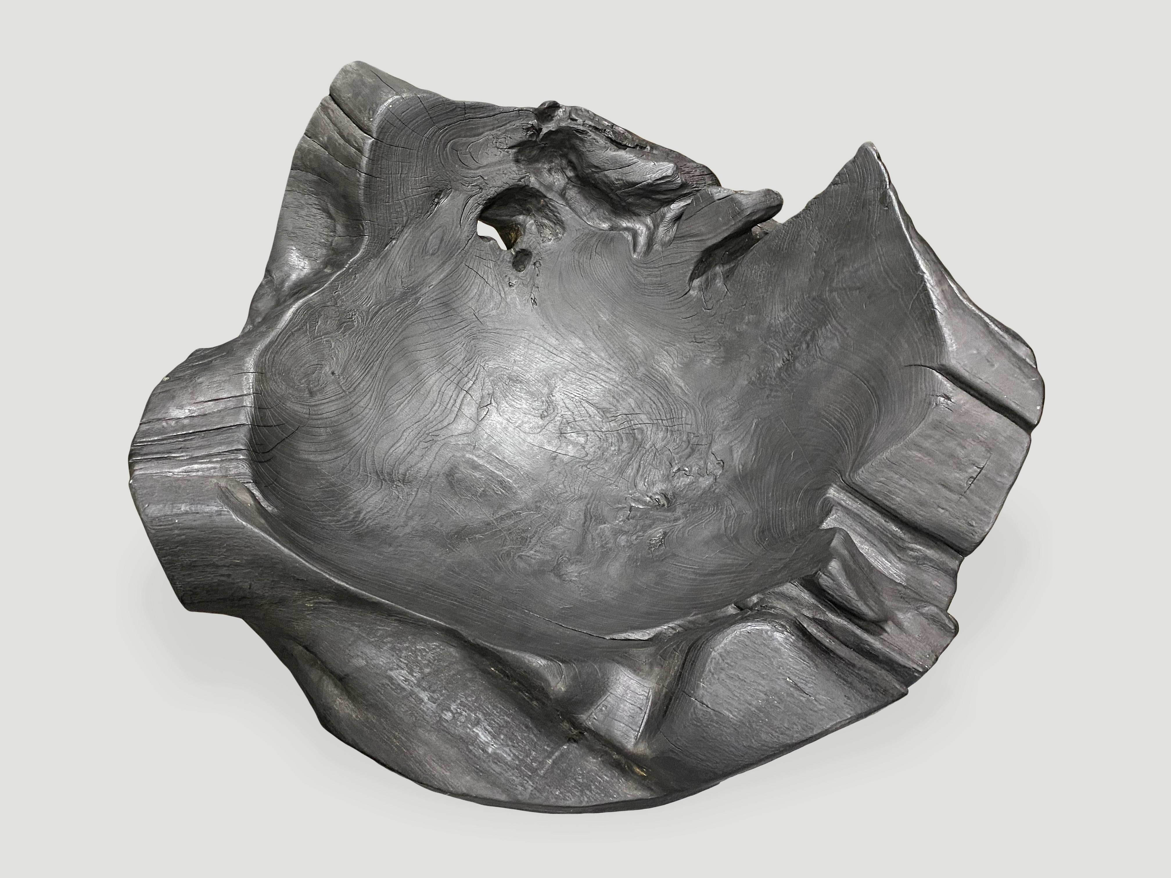 Dimensioni impressionanti per questo vascello scultoreo in teak recuperato. È ottimo come oggetto d'arte o utile per contenere asciugamani o riviste, per citare alcuni suggerimenti. Scolpito a mano da un unico pezzo di legno di teak recuperato e