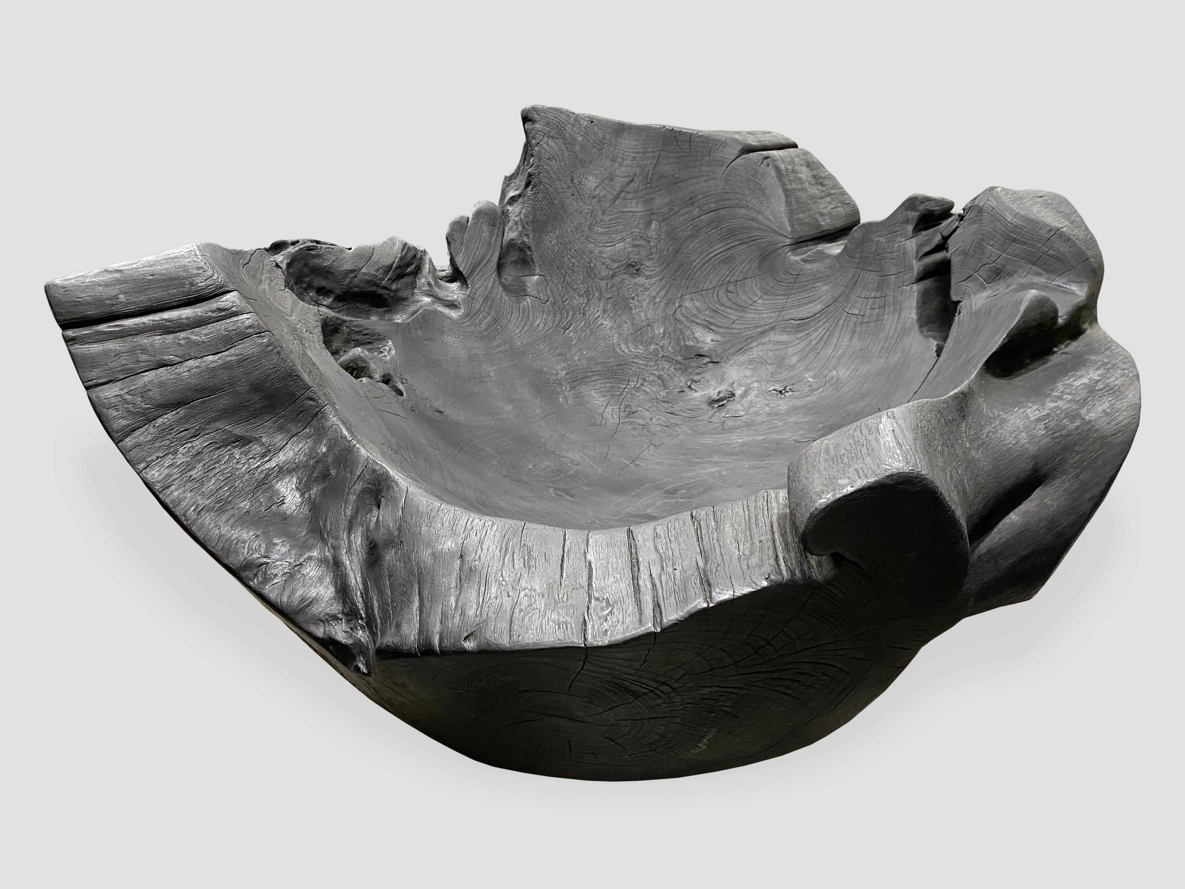 Andrianna Shamaris Übergroßes skulpturales Gefäß aus gehärtetem Teakholz im Angebot 1