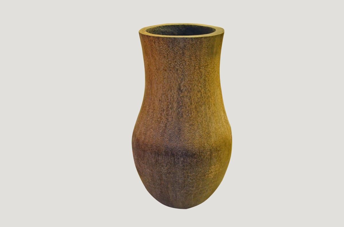 Contenitore in palma da cocco con esterno lucido. L'interno è bruciato e scavato per renderlo utilizzabile. Ottimo come pezzo scultoreo o come fioriera. Dimensioni complete: 40″ di altezza x 17″ di diametro superiore x 22″ di diametro