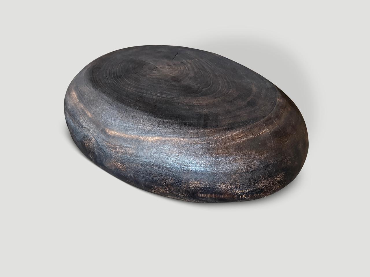 Andrianna Shamaris Mesa de centro de madera de suar carbonizada estilo guijarro Moderno orgánico en venta