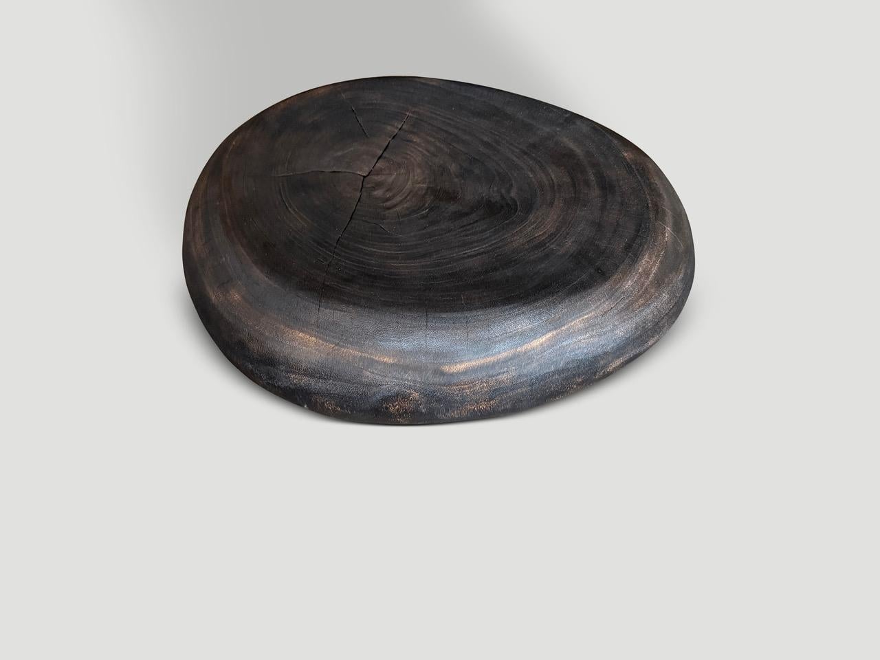 Andrianna Shamaris Mesa de centro de madera de suar carbonizada estilo guijarro en Excelente estado para la venta en New York, NY