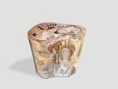 Andrianna Shamaris Mesa auxiliar de madera petrificada, diseño orgánico moderno