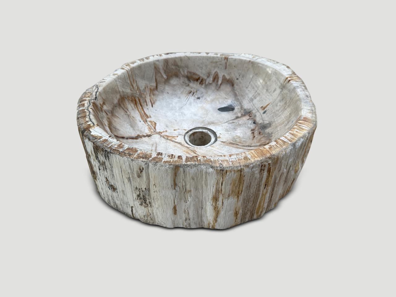 Cet évier en bois pétrifié de haute qualité présente des tons magnifiques. Il est fascinant de voir comment Mère Nature produit ces stupéfiants troncs de teck pétrifiés vieux de 40 millions d'années, aux couleurs si contrastées et aux motifs si