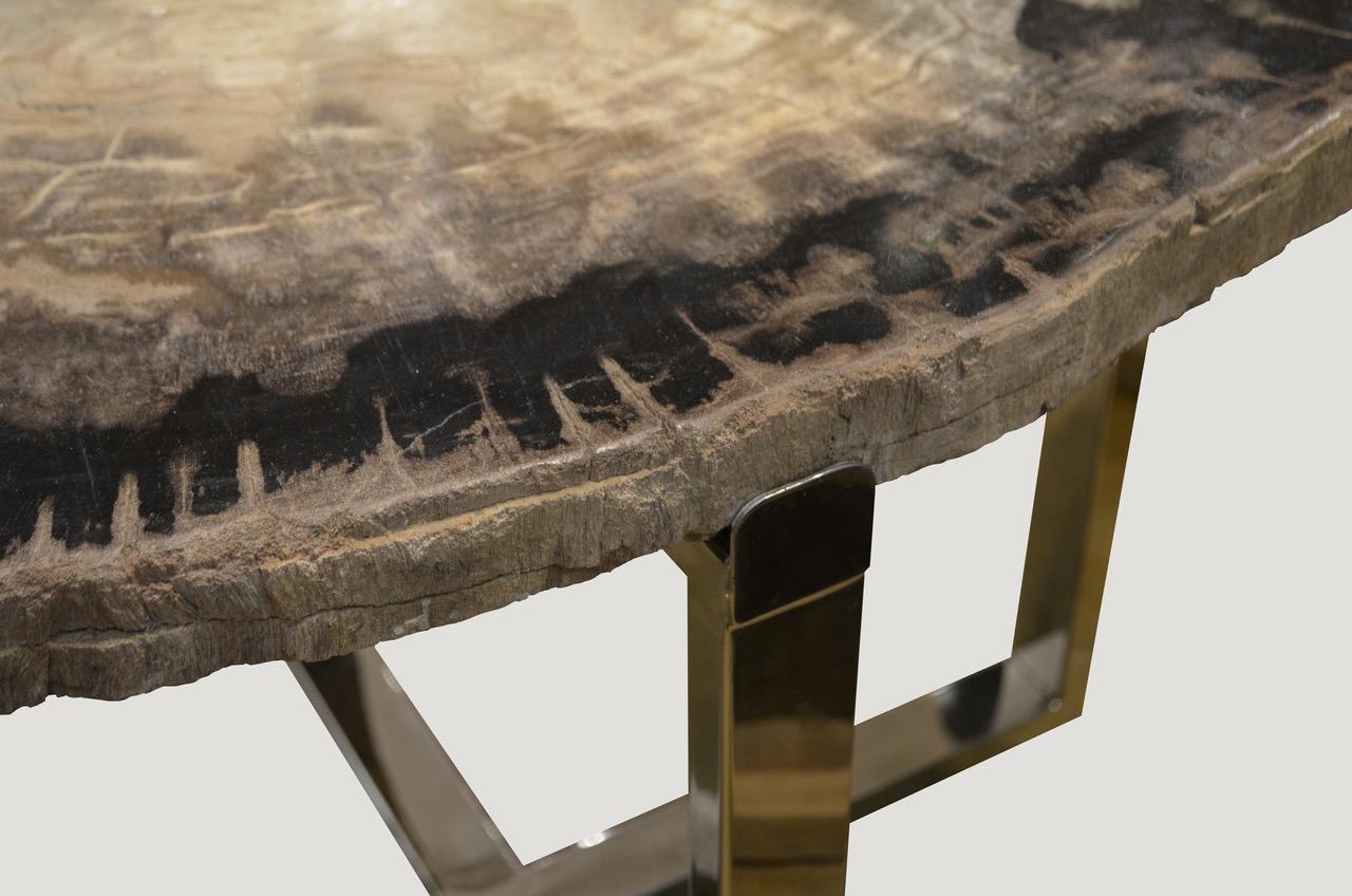 Table d'appoint en bois pétrifié 2″ de haute qualité. Des tons gris, noirs et blancs, étonnants. Posé sur un socle moderne en acier inoxydable.

Comme pour un diamant, nous polissons le bois pétrifié fossilisé de la plus haute qualité, en utilisant
