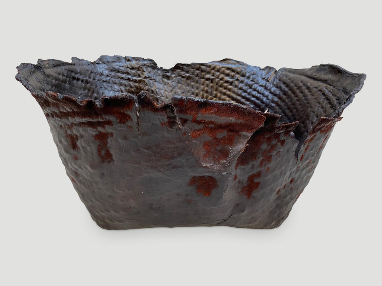 Andrianna Shamaris Behälter aus poliertem Büffelfell im Zustand „Hervorragend“ im Angebot in New York, NY