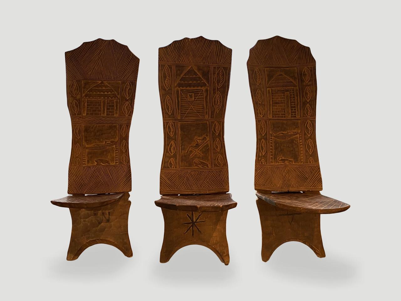 Milieu du XXe siècle Andrianna Shamaris Rare fauteuil palaver africain ancien de style palais en vente