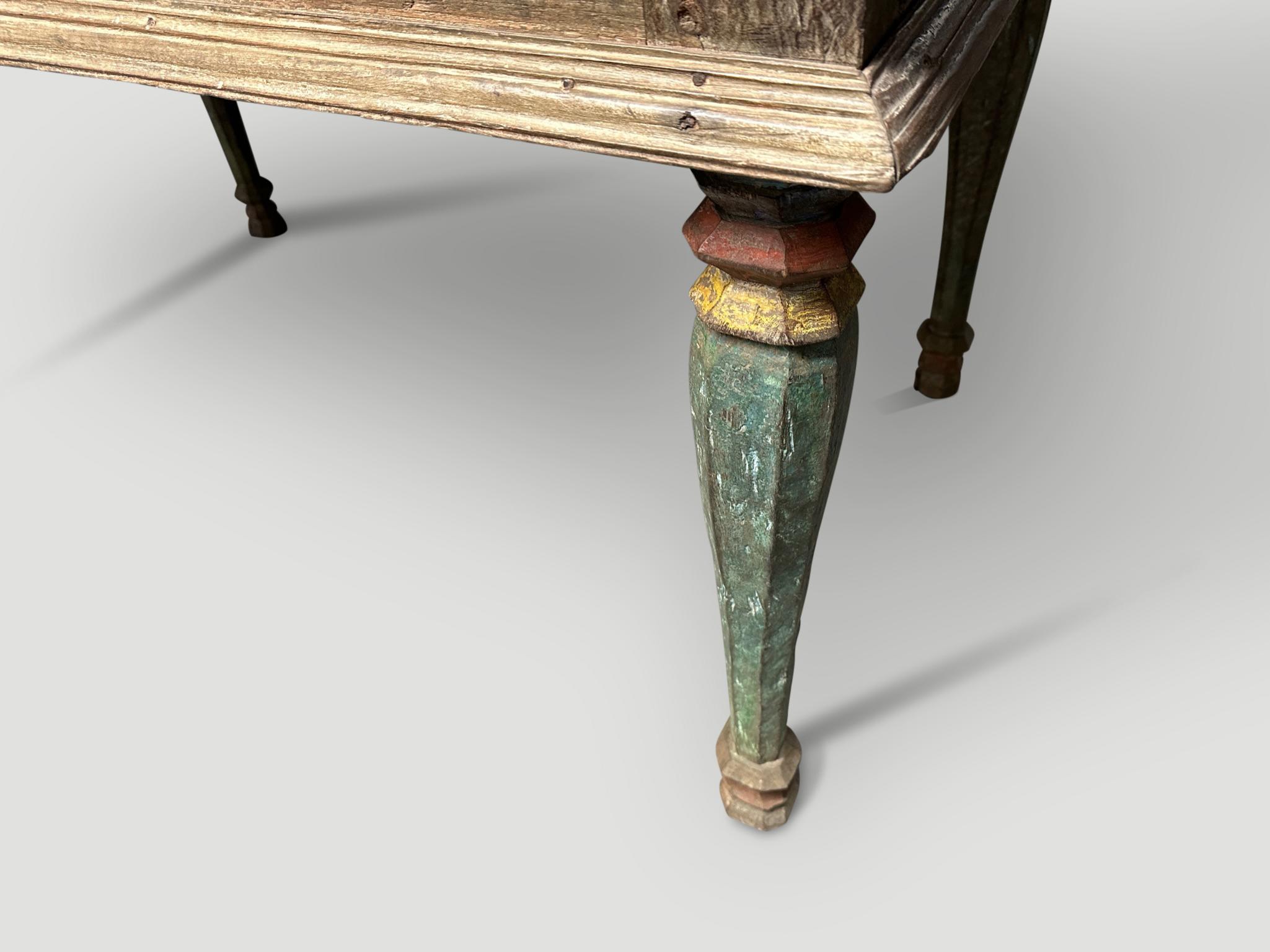 Andrianna Shamaris - Console ou bureau ancien rare en bois de teck en vente 3