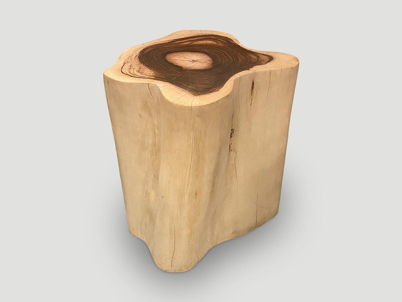 Andrianna Shamaris Seltener Sono-Holz-Beistelltisch in Übergröße oder Sockel im Angebot 1