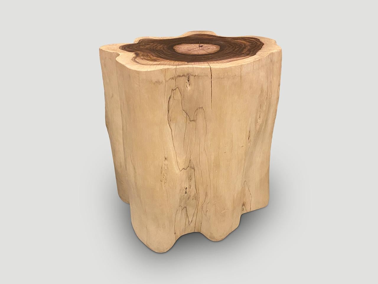 Andrianna Shamaris Rare table d'appoint ou piédestal surdimensionné en bois Sono en vente 1