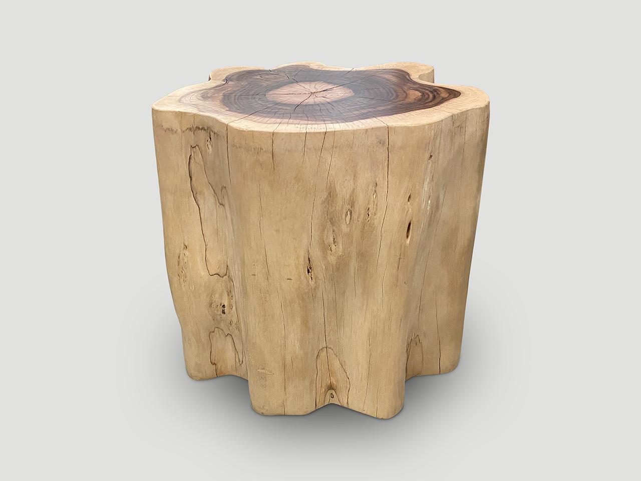 Andrianna Shamaris Rare table d'appoint ou piédestal surdimensionné en bois Sono en vente 2