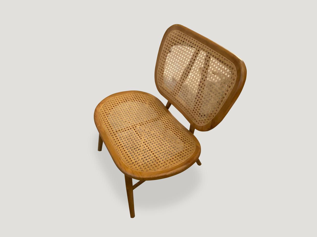 Sedia con struttura in rattan intrecciato a mano e legno di teak. Dimensioni complete: 27,5