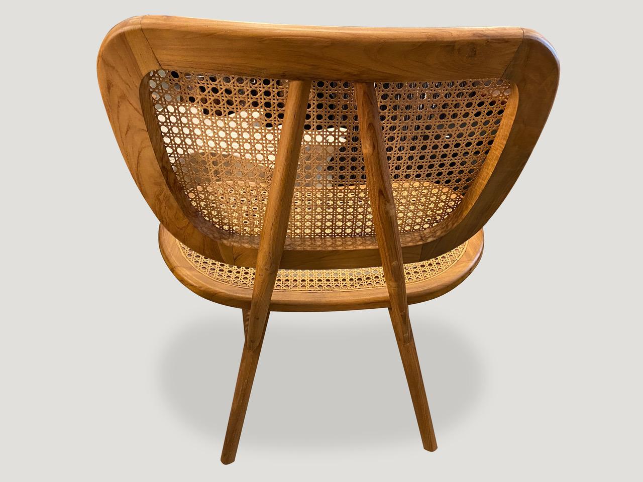 Minimalismo Sedia Andrianna Shamaris in rattan e legno di teak in vendita