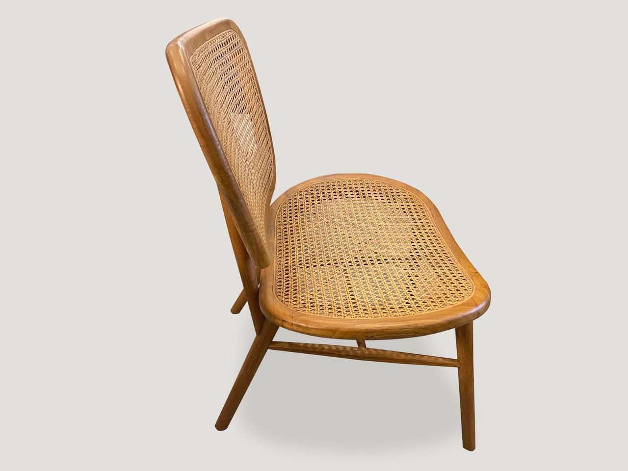Sedia Andrianna Shamaris in rattan e legno di teak In condizioni ottime in vendita a New York, NY