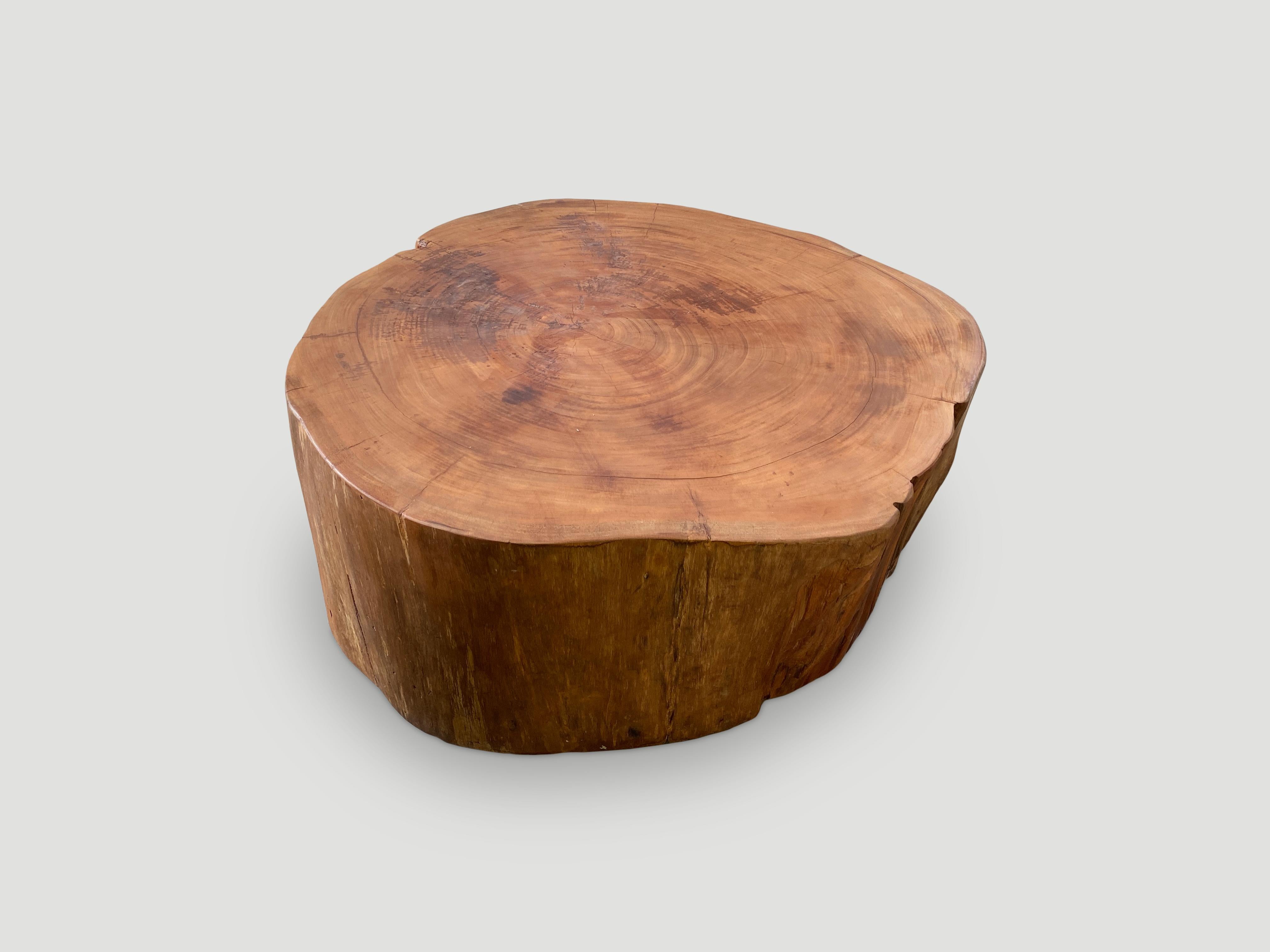 Organique Table basse Andrianna Shamaris en bois d'acajou de récupération en vente