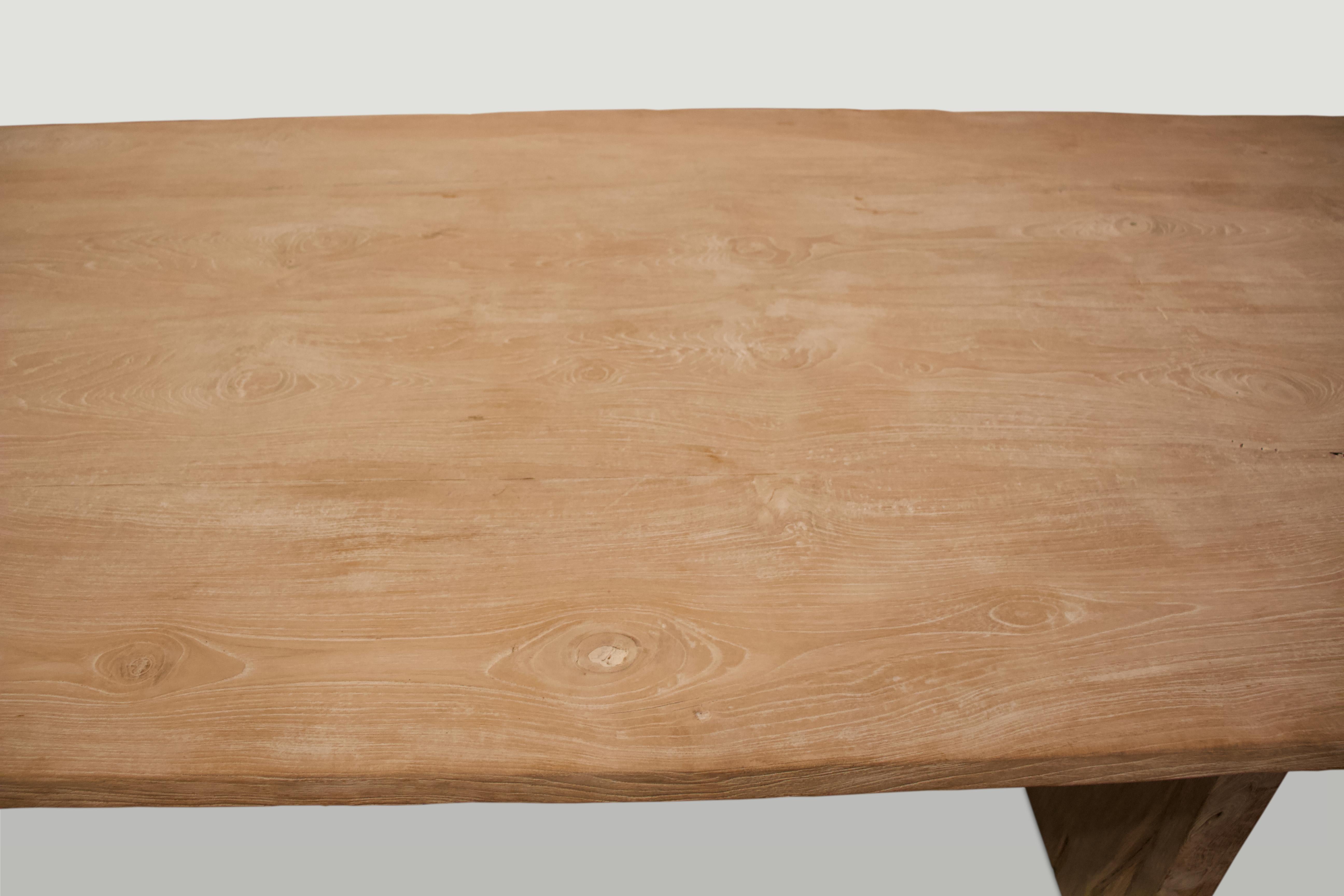 Andrianna Shamaris: Esstisch aus aufgearbeitetem Teakholz (Holz) im Angebot