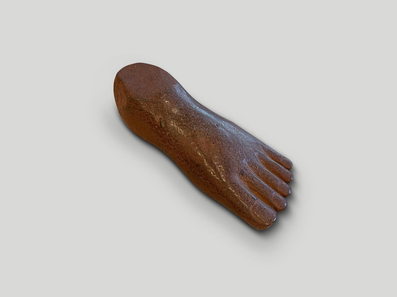 Eine schöne Fußskulptur aus Bali. Handgeschnitzt aus massivem Flussgestein, poliert und gebeizt. Hervorragend geeignet als Kunstobjekt oder als einzigartiger Türhalter.

Diese Fußskulptur aus Stein wurde im Geiste von Wabi-Sabi hergestellt, einer