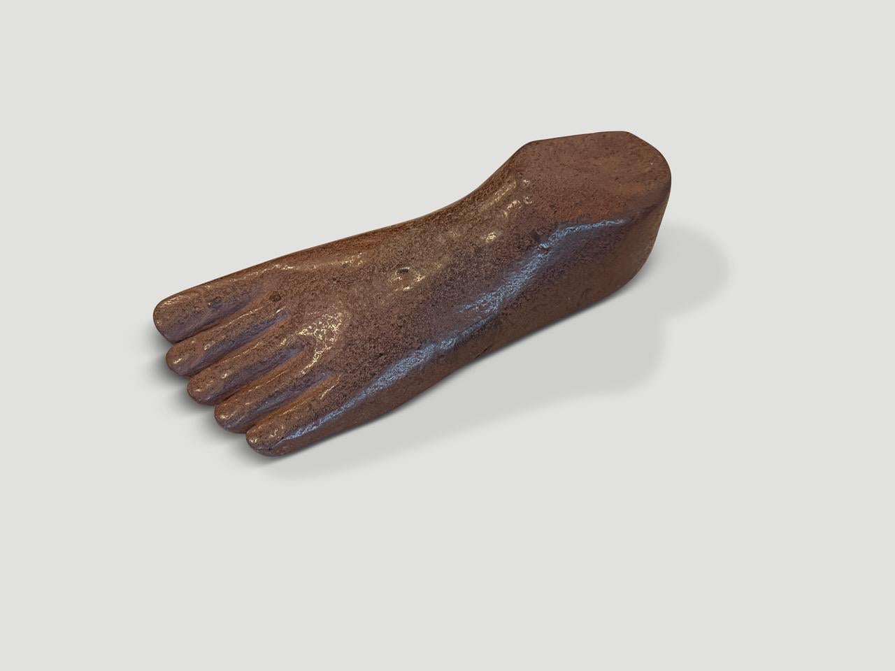 Andrianna Shamaris Fußskulptur aus Flussgestein im Zustand „Hervorragend“ im Angebot in New York, NY