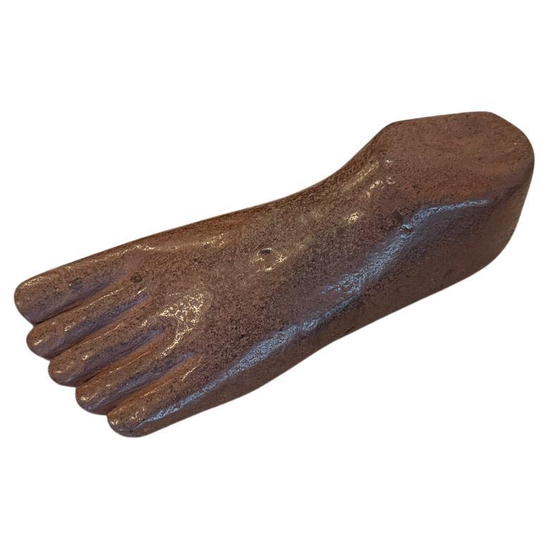 Andrianna Shamaris Scultura di piedi in roccia fluviale