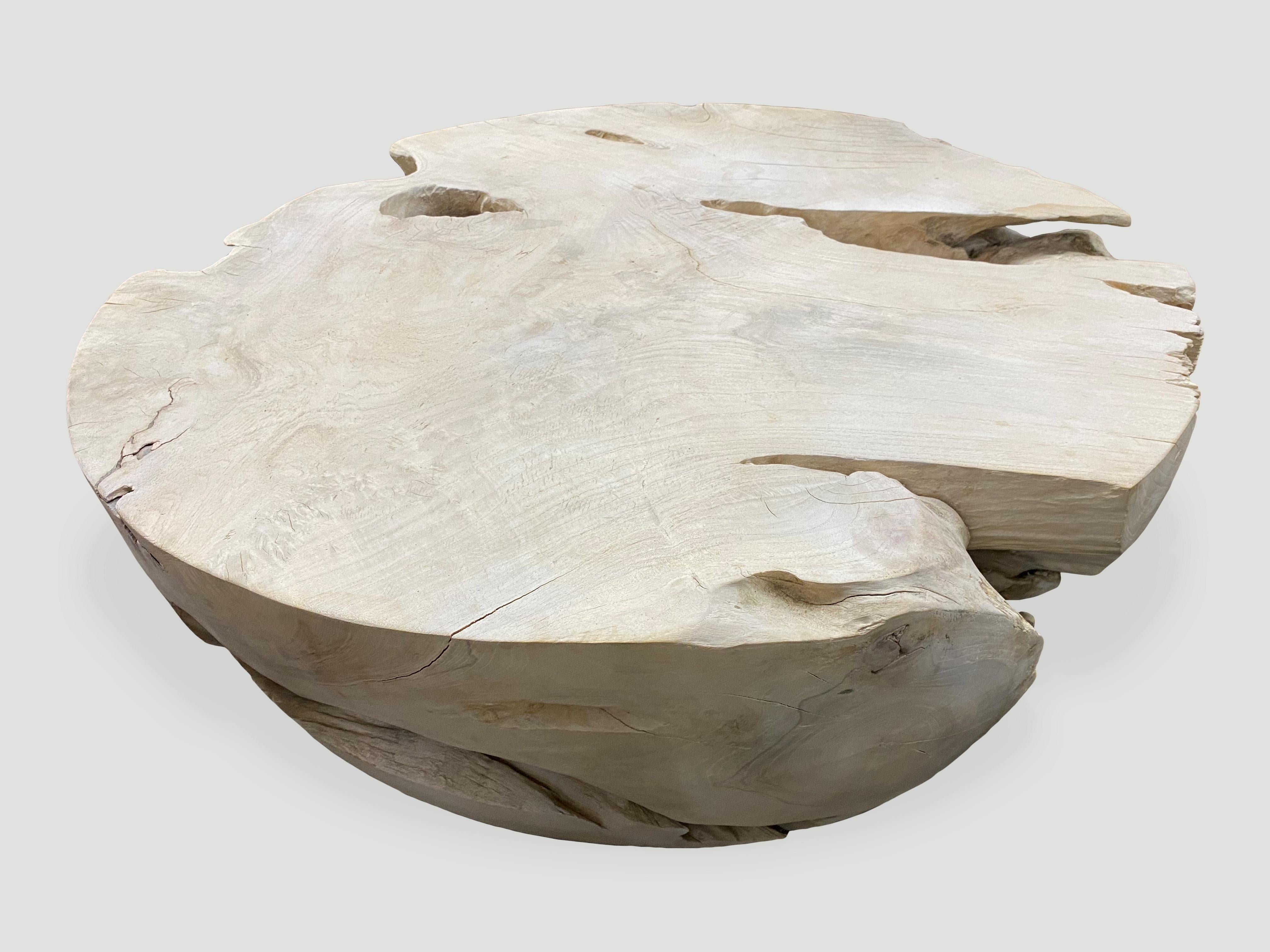 Organique Table basse ronde Andrianna Shamaris en bois de teck blanchi en vente