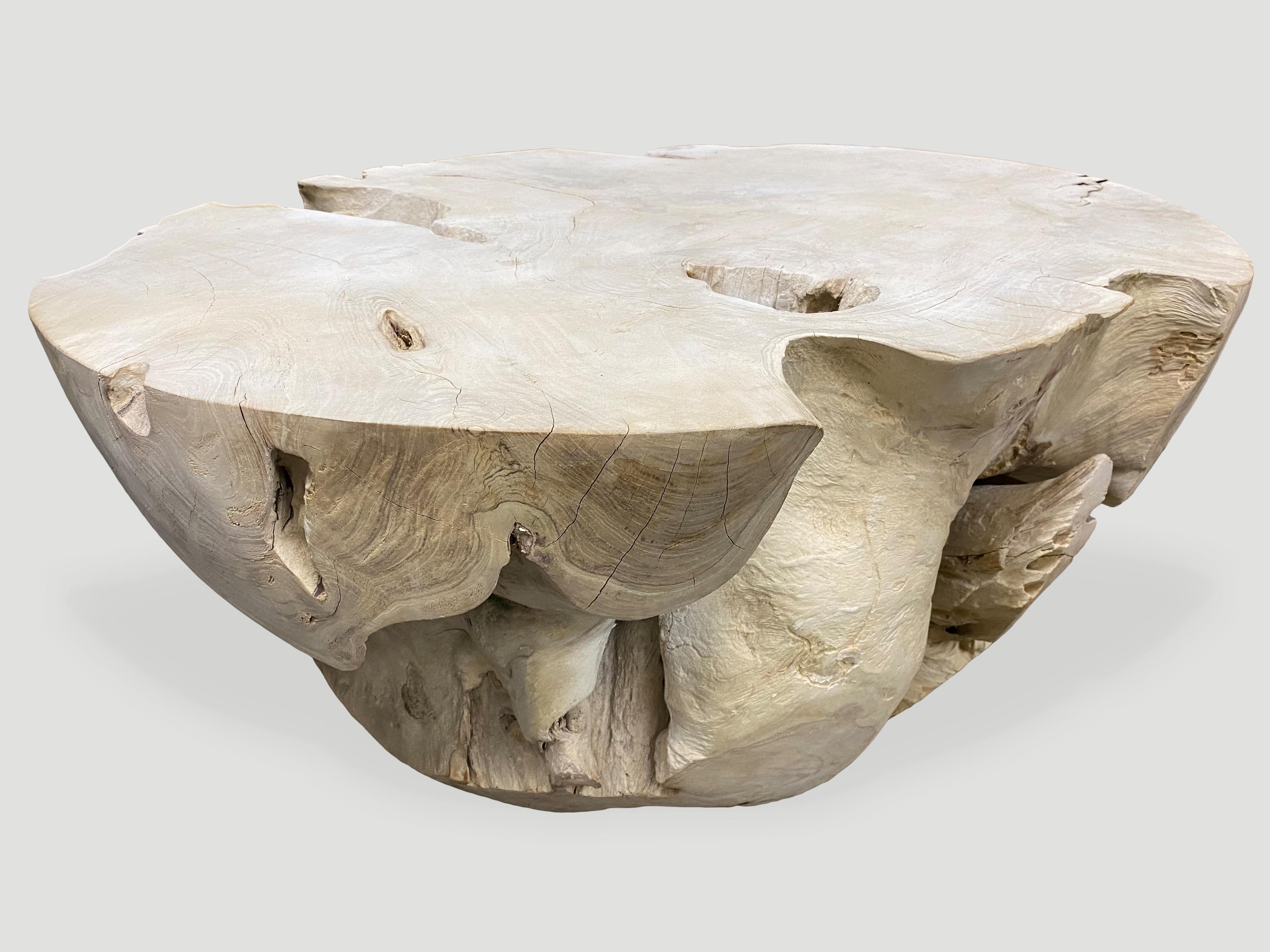 XXIe siècle et contemporain Table basse ronde Andrianna Shamaris en bois de teck blanchi en vente