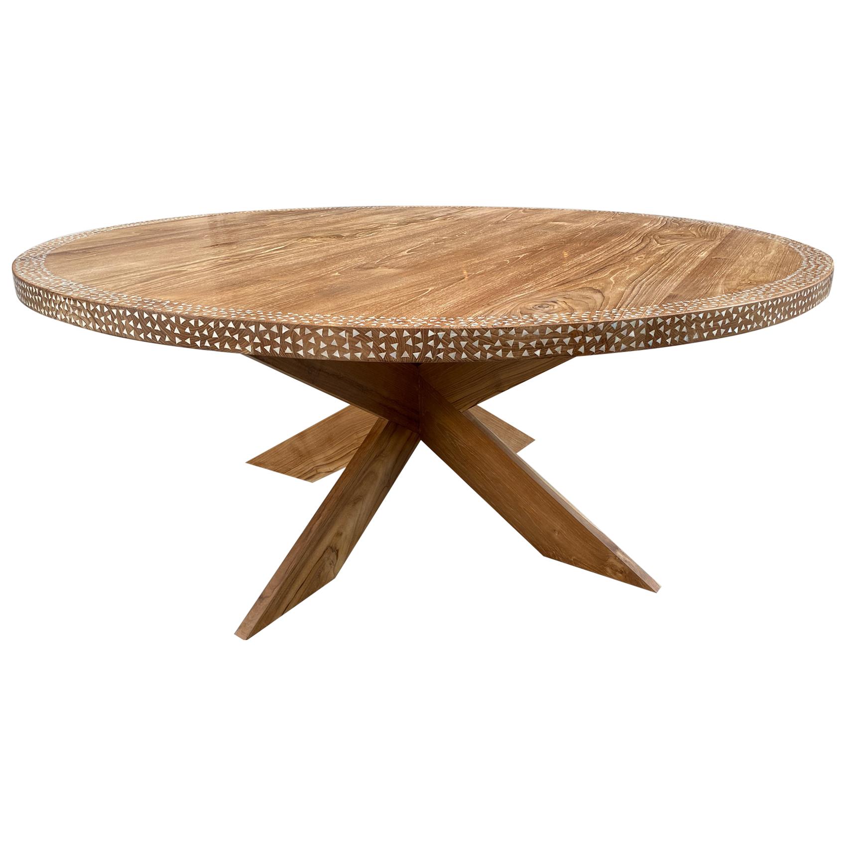Table de salle à manger ronde Andrianna Shamaris en bois de teck incrusté de coquillages en vente